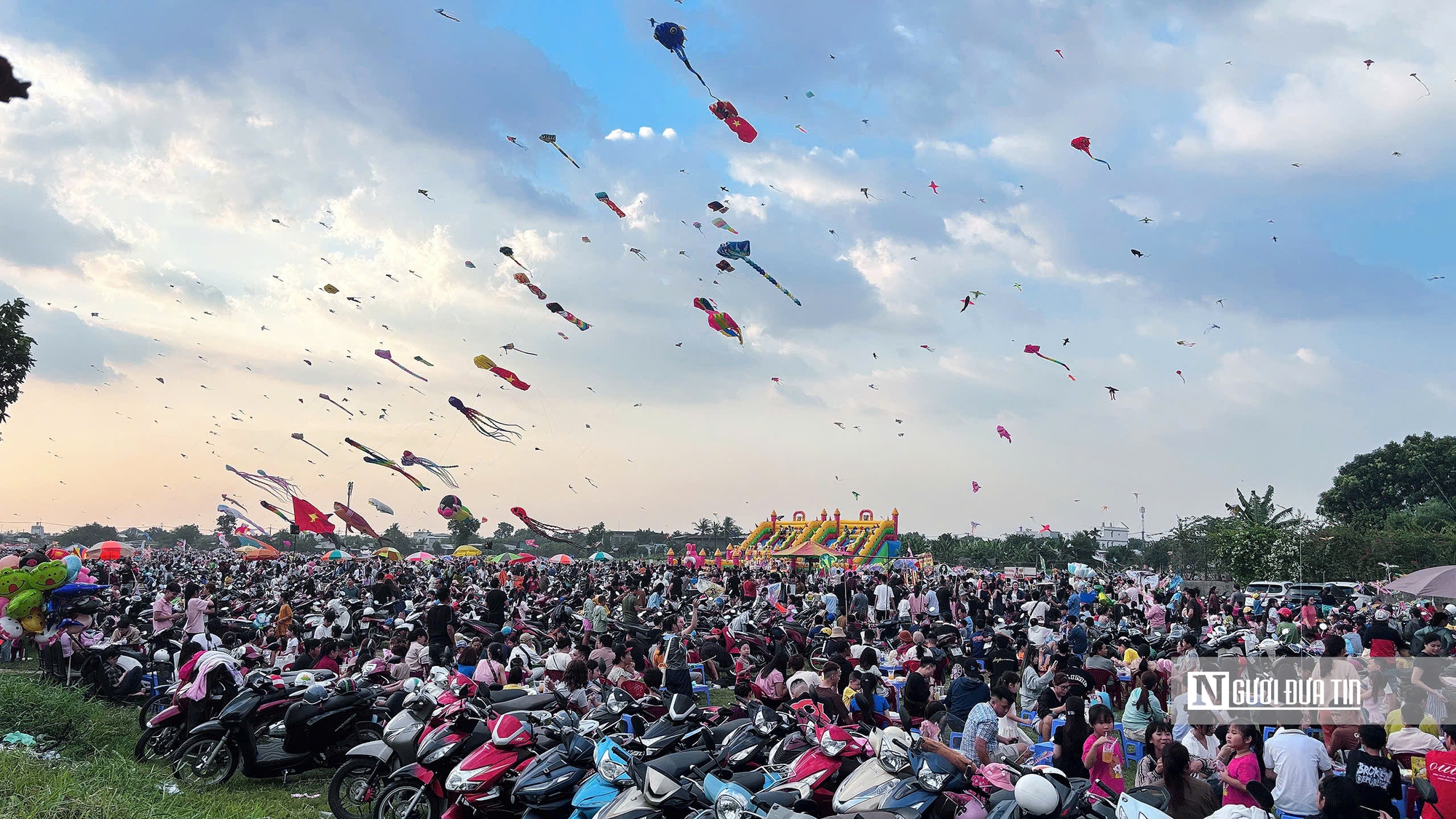 &ldquo;Biển diều&rdquo; khổng lồ phủ k&iacute;n đồng diều H&oacute;c M&ocirc;n, người d&acirc;n đổ về đ&ocirc;ng nghịt mỗi ng&agrave;y- Ảnh 1.
