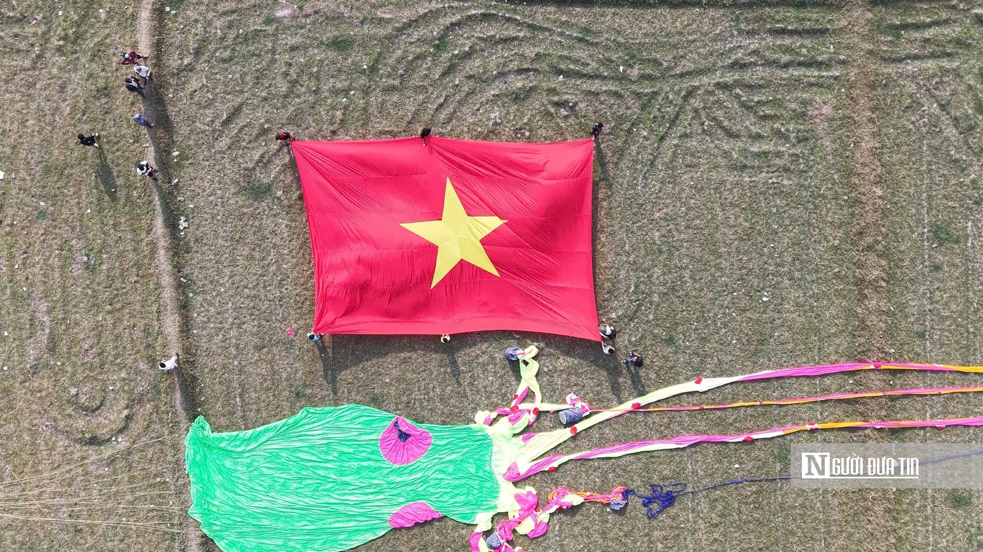 &ldquo;Biển diều&rdquo; khổng lồ phủ k&iacute;n đồng diều H&oacute;c M&ocirc;n, người d&acirc;n đổ về đ&ocirc;ng nghịt mỗi ng&agrave;y- Ảnh 2.