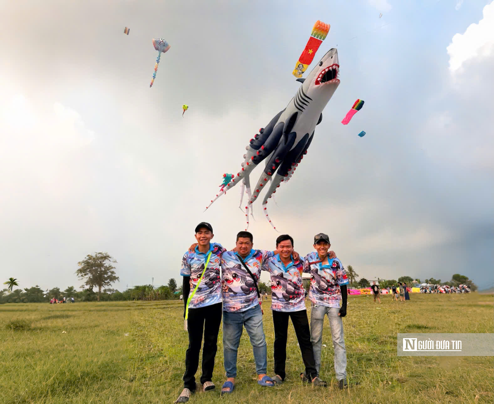 &ldquo;Biển diều&rdquo; khổng lồ phủ k&iacute;n đồng diều H&oacute;c M&ocirc;n, người d&acirc;n đổ về đ&ocirc;ng nghịt mỗi ng&agrave;y- Ảnh 7.