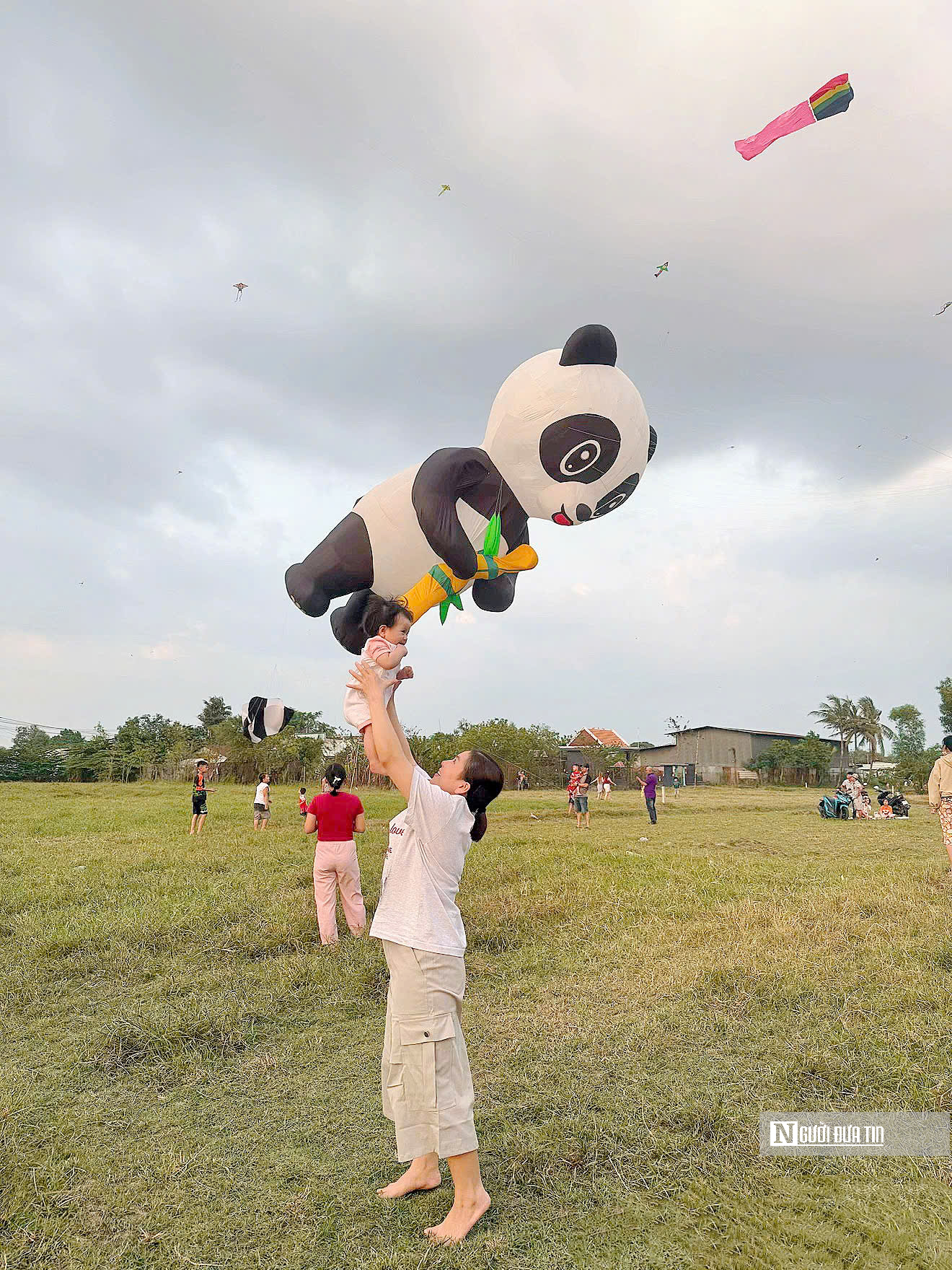 &ldquo;Biển diều&rdquo; khổng lồ phủ k&iacute;n đồng diều H&oacute;c M&ocirc;n, người d&acirc;n đổ về đ&ocirc;ng nghịt mỗi ng&agrave;y- Ảnh 17.