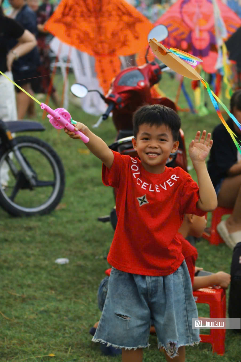 &ldquo;Biển diều&rdquo; khổng lồ phủ k&iacute;n đồng diều H&oacute;c M&ocirc;n, người d&acirc;n đổ về đ&ocirc;ng nghịt mỗi ng&agrave;y- Ảnh 18.