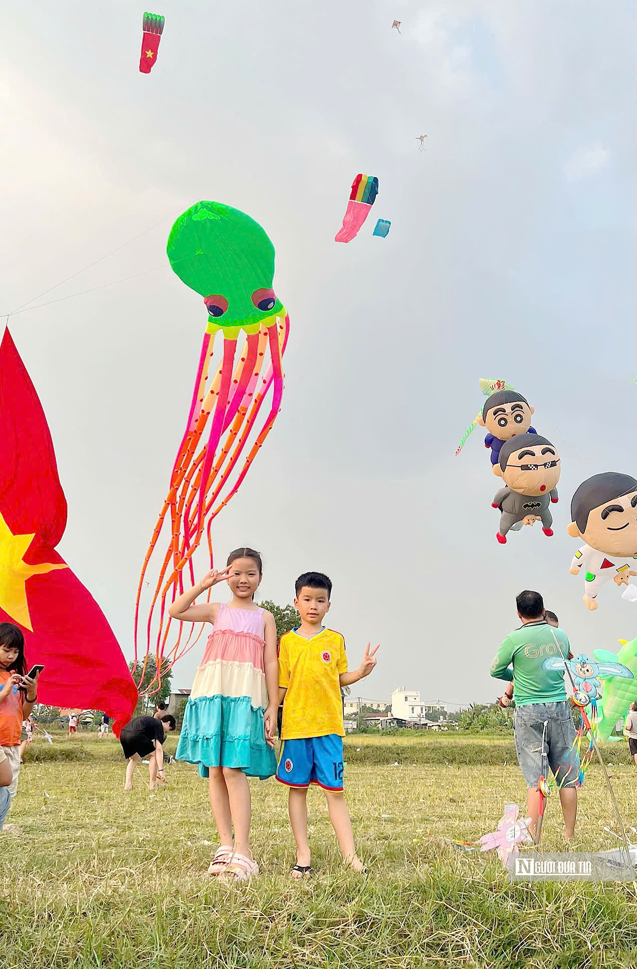 &ldquo;Biển diều&rdquo; khổng lồ phủ k&iacute;n đồng diều H&oacute;c M&ocirc;n, người d&acirc;n đổ về đ&ocirc;ng nghịt mỗi ng&agrave;y- Ảnh 19.