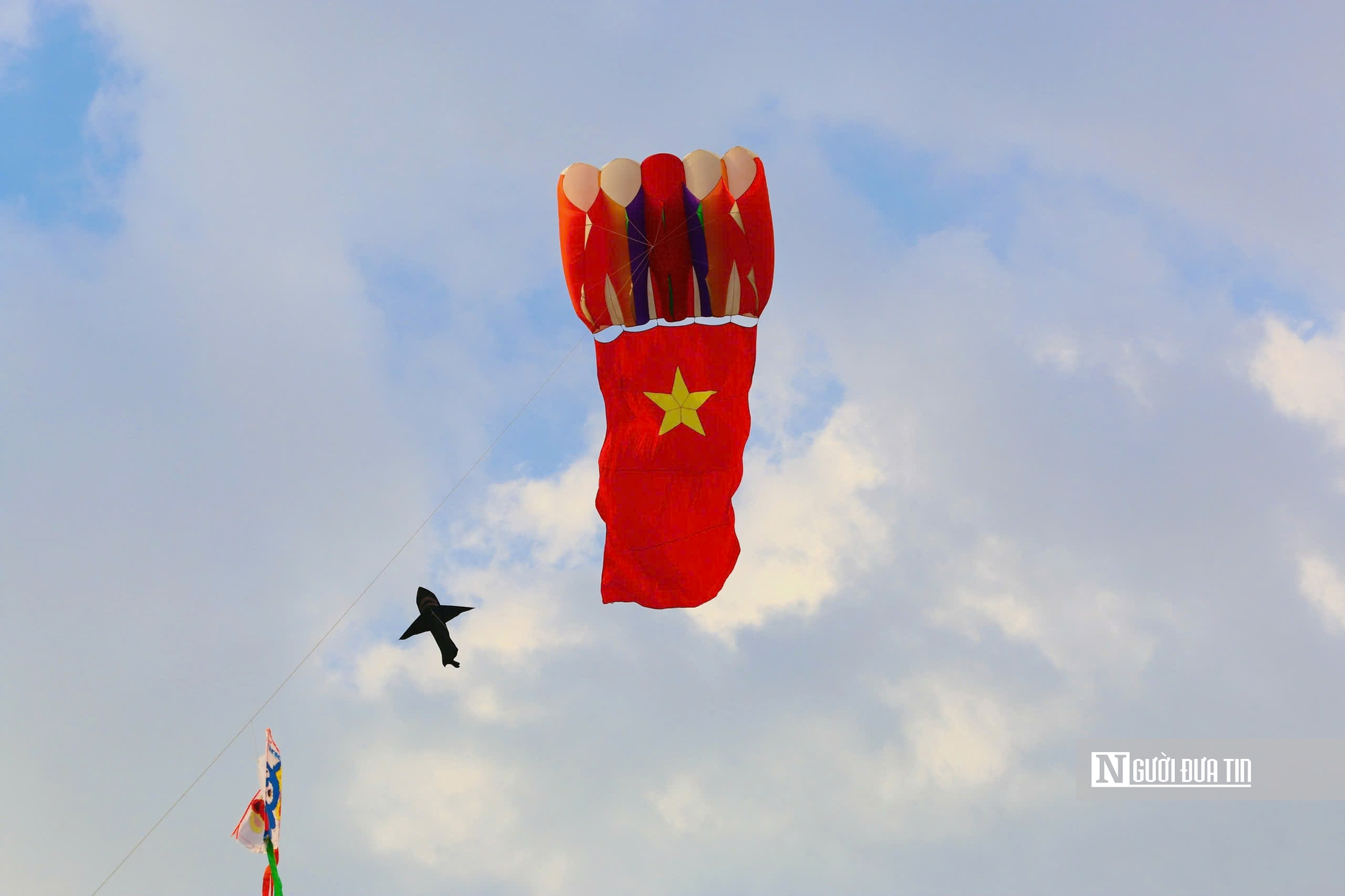 &ldquo;Biển diều&rdquo; khổng lồ phủ k&iacute;n đồng diều H&oacute;c M&ocirc;n, người d&acirc;n đổ về đ&ocirc;ng nghịt mỗi ng&agrave;y- Ảnh 12.