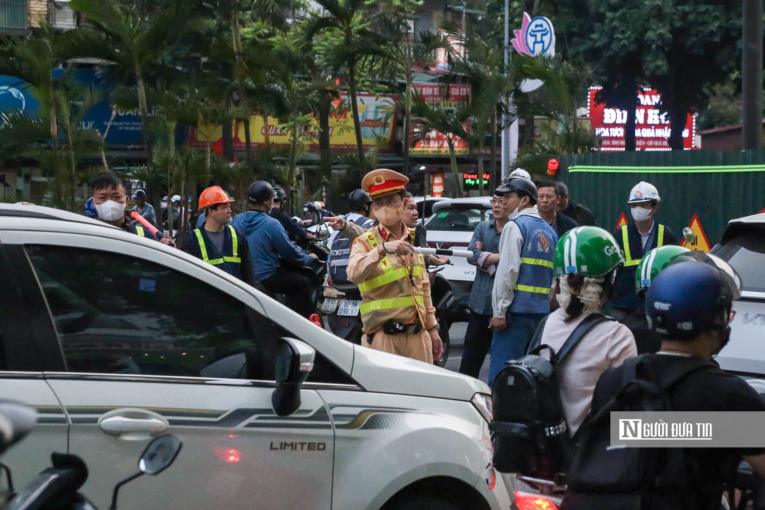 H&agrave; Nội: Giao th&ocirc;ng tr&ecirc;n đường Nguyễn Tr&atilde;i ra sao sau khi xuất hiện th&ecirc;m "l&ocirc; cốt" giữa đường? - Ảnh 9.