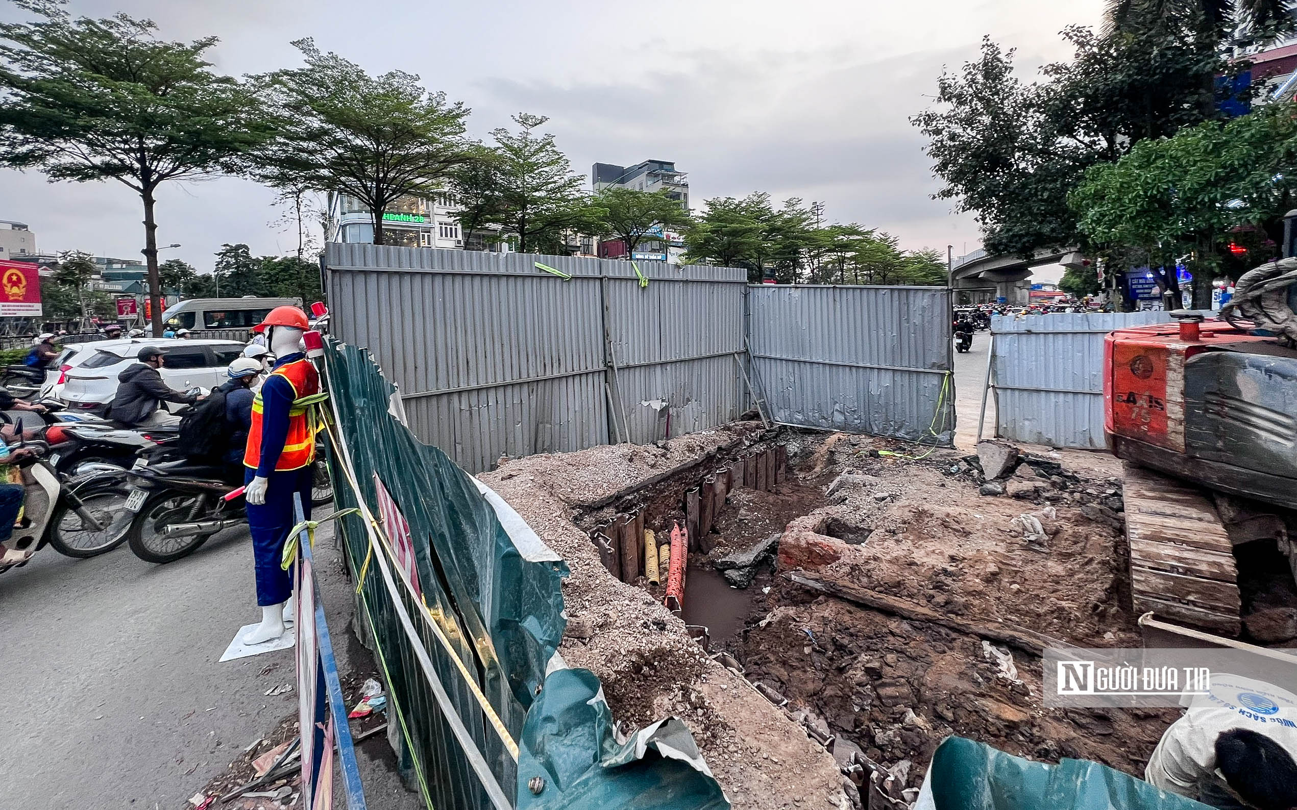 H&agrave; Nội: Giao th&ocirc;ng tr&ecirc;n đường Nguyễn Tr&atilde;i ra sao sau khi xuất hiện th&ecirc;m "l&ocirc; cốt" giữa đường? - Ảnh 3.