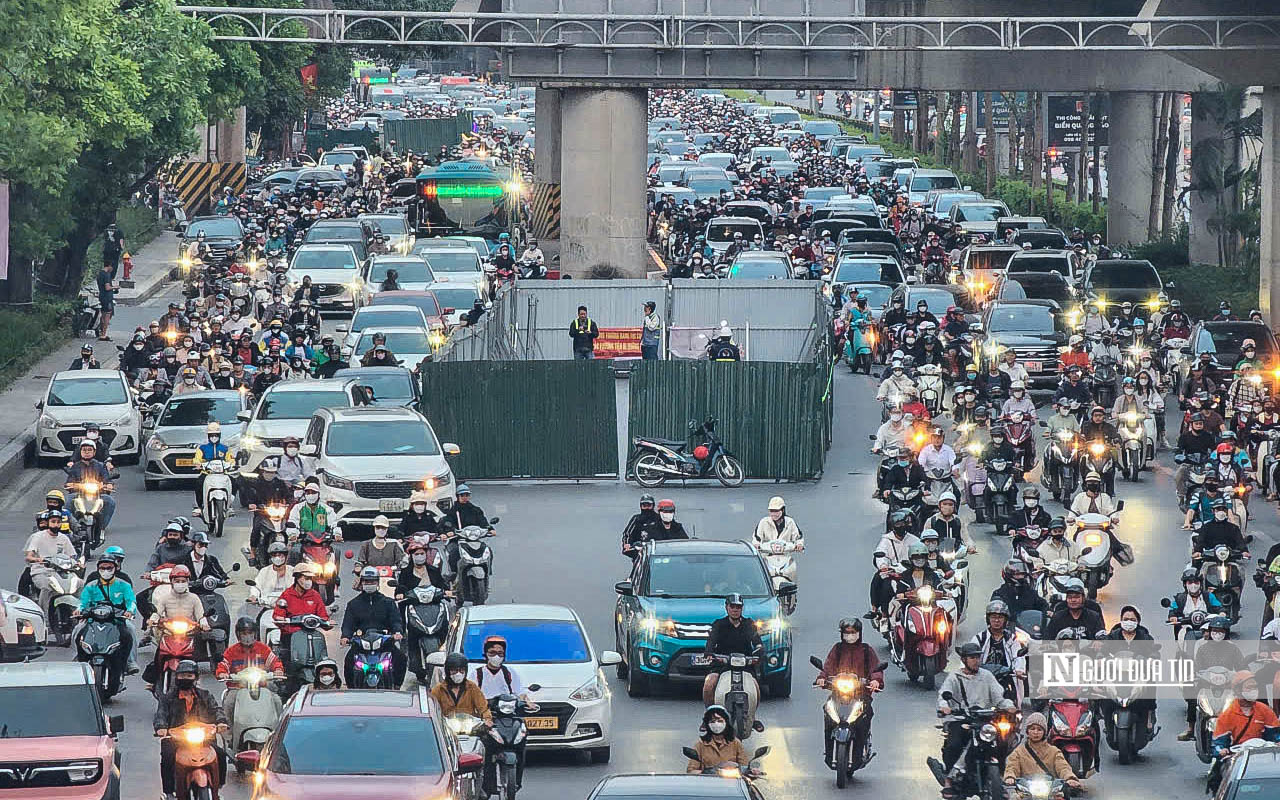 H&agrave; Nội: Giao th&ocirc;ng tr&ecirc;n đường Nguyễn Tr&atilde;i ra sao sau khi xuất hiện th&ecirc;m "l&ocirc; cốt" giữa đường? - Ảnh 2.