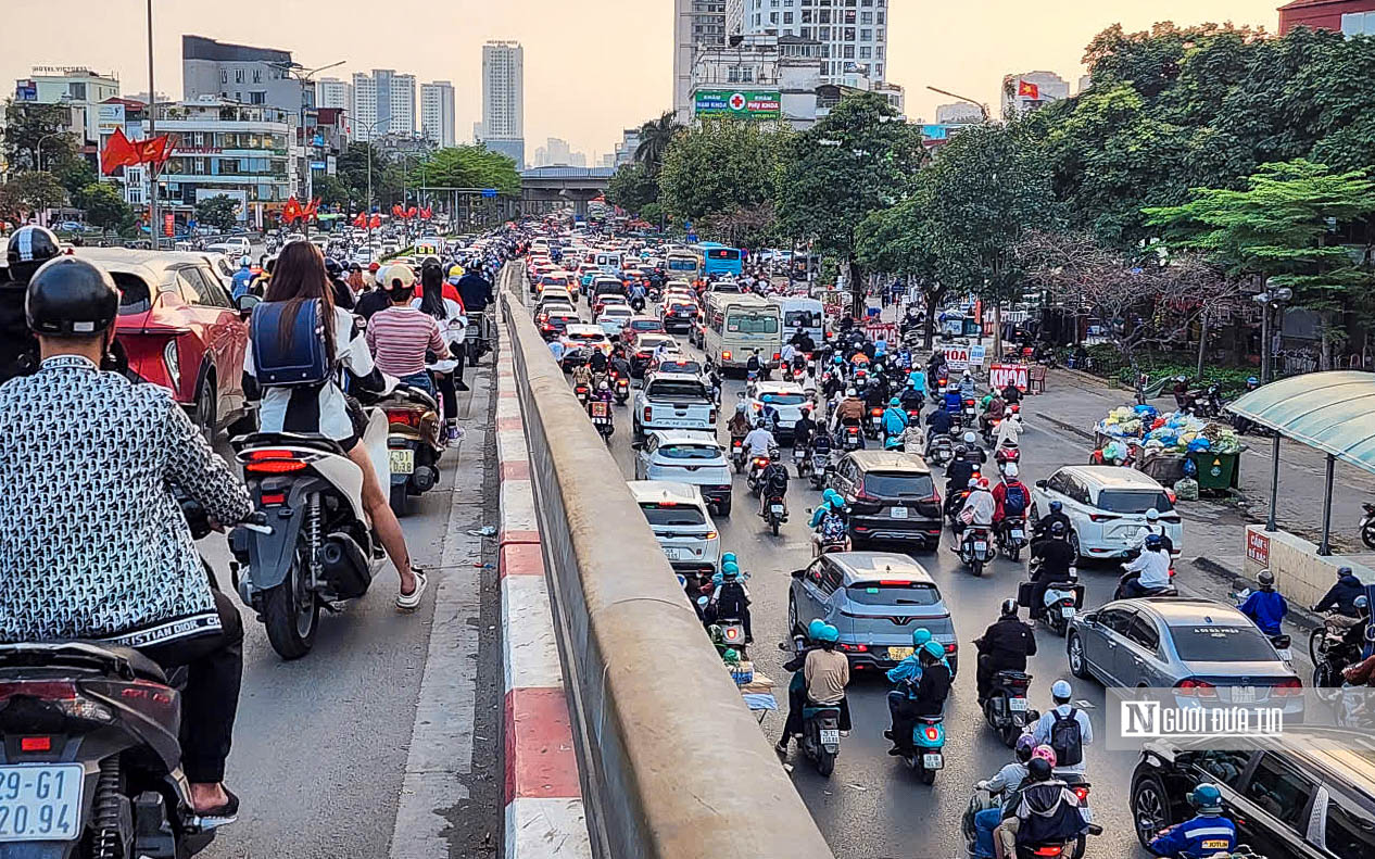 H&agrave; Nội: Giao th&ocirc;ng tr&ecirc;n đường Nguyễn Tr&atilde;i ra sao sau khi xuất hiện th&ecirc;m "l&ocirc; cốt" giữa đường? - Ảnh 4.