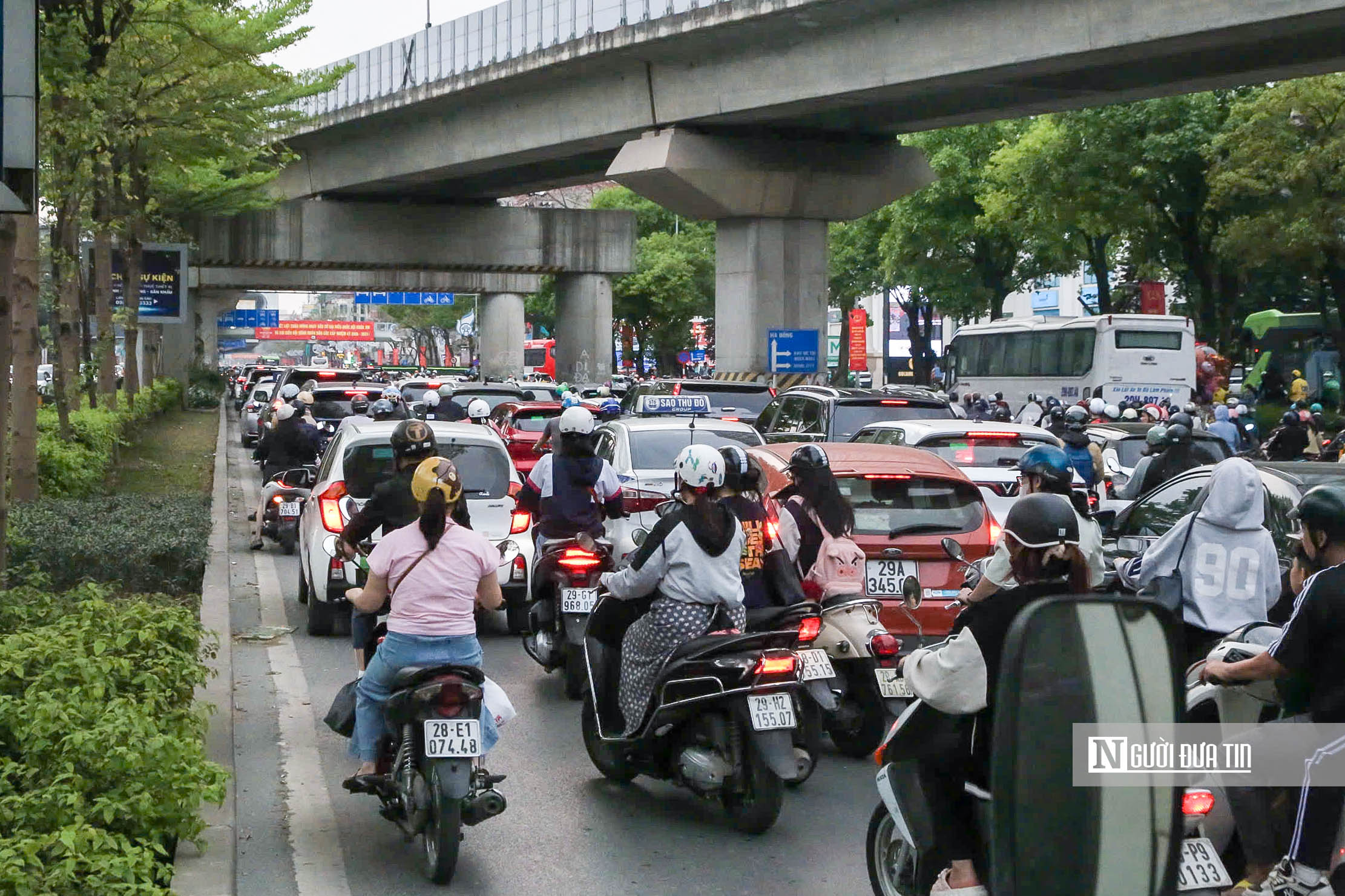 H&agrave; Nội: Giao th&ocirc;ng tr&ecirc;n đường Nguyễn Tr&atilde;i ra sao sau khi xuất hiện th&ecirc;m "l&ocirc; cốt" giữa đường? - Ảnh 6.
