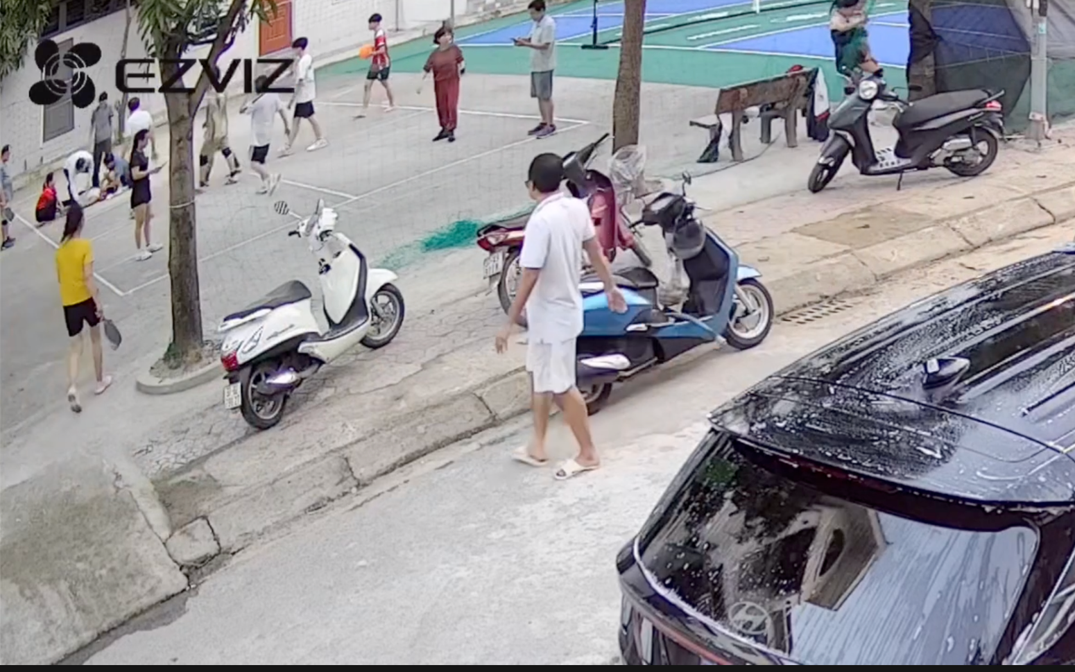 Bác Sĩ Bế Con Đi Dạo Kịp Thời Cứu Sống Người Đàn Ông Đột Quỵ Trên Sân Bóng Chuyền