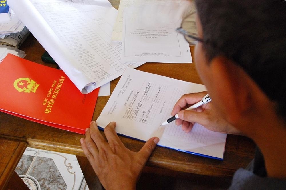 Khởi tố đối tượng lừa đảo làm sổ đỏ, chiếm đoạt tài sản- Ảnh 1.