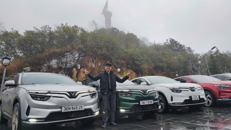 Chủ xe VinFast VF 8: Mức gi&aacute; đang qu&aacute; tốt, ng&agrave;y c&agrave;ng nhiều người d&ugrave;ng mua xe điện hơn - Ảnh 1.