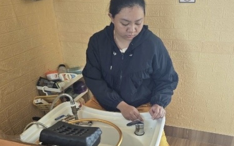 Đang gội đầu cô gái 