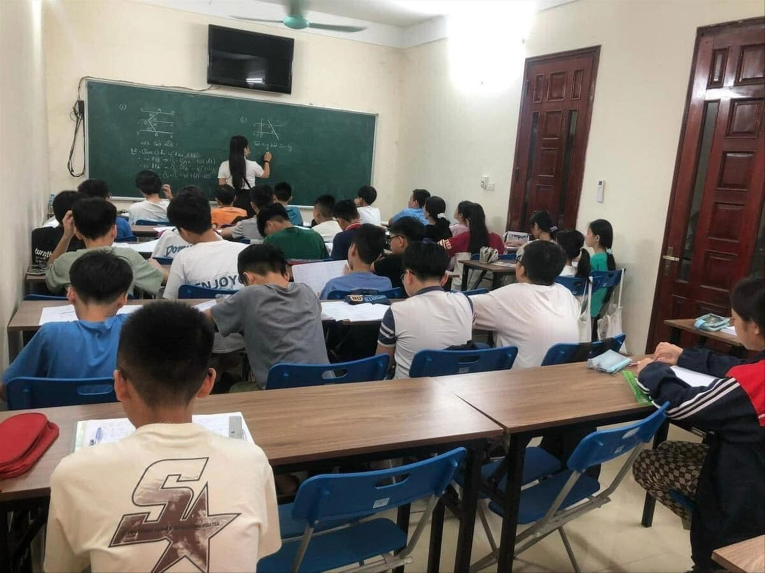 Dạy học thêm và khoảng cách vùng miền - Ảnh 1.