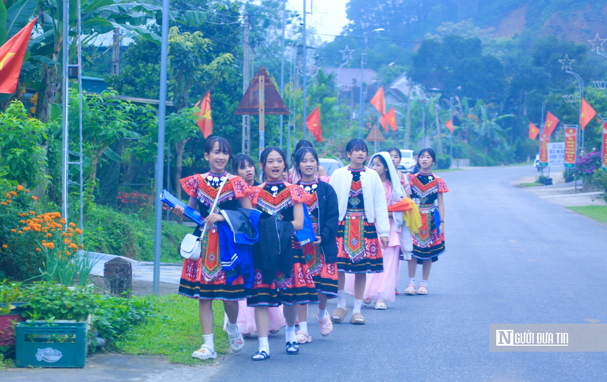 Người d&acirc;n miền n&uacute;i H&agrave; Tĩnh phấn khởi chờ đợi những ng&ocirc;i trường nội tr&uacute;- Ảnh 1.