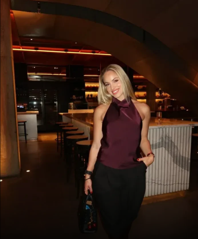 “Nữ cầu thủ đẹp nhất thế giới” gây bão mạng: Một đêm dạo phố cũng khiến fan 