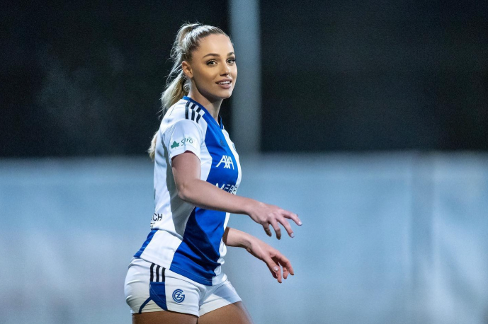 “Nữ cầu thủ đẹp nhất thế giới” gây bão mạng: Một đêm dạo phố cũng khiến fan 