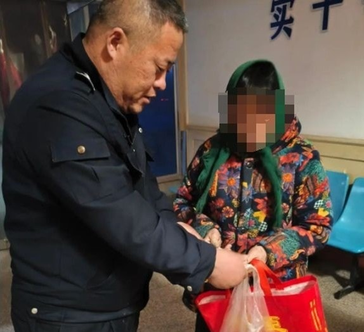 Con trai bán tủ lạnh cũ chứa tiền, vàng của mẹ cho sắt vụn và cái kết - Ảnh 1.