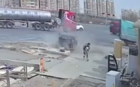Mẹ nhanh trí ôm con thoát chết trong gang tấc khi xe ô tô mất lái ở Cam Túc
