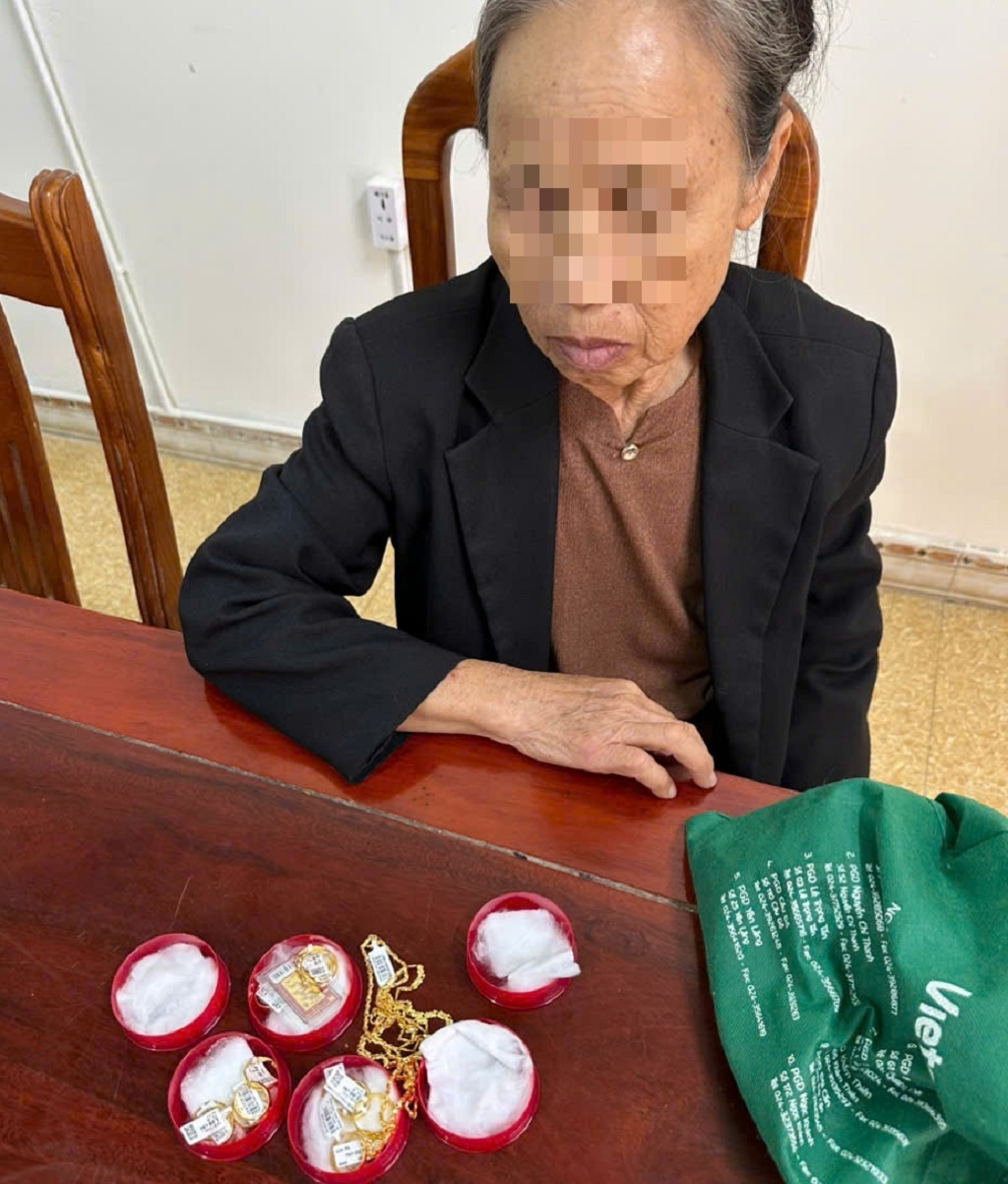 Cụ bà đạp xe đi bán 19 chỉ vàng sau cuộc gọi 