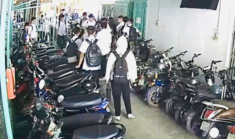 Công an khẩn trương điều tra vụ nam sinh lớp 11 bị đánh hội đồng chấn thương gãy mũi- Ảnh 1.