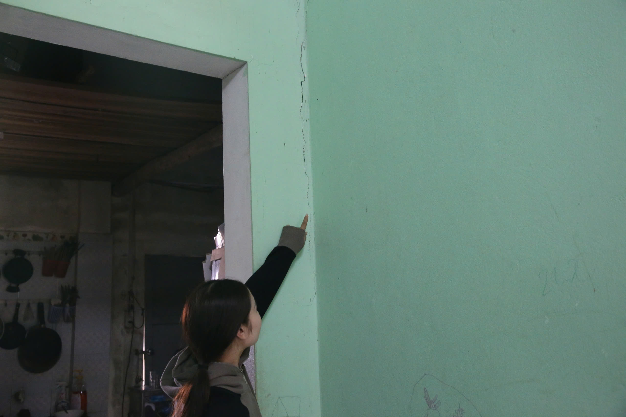 Nhà dân bị thủng mái do nổ mìn khai thác đá - Ảnh 5.