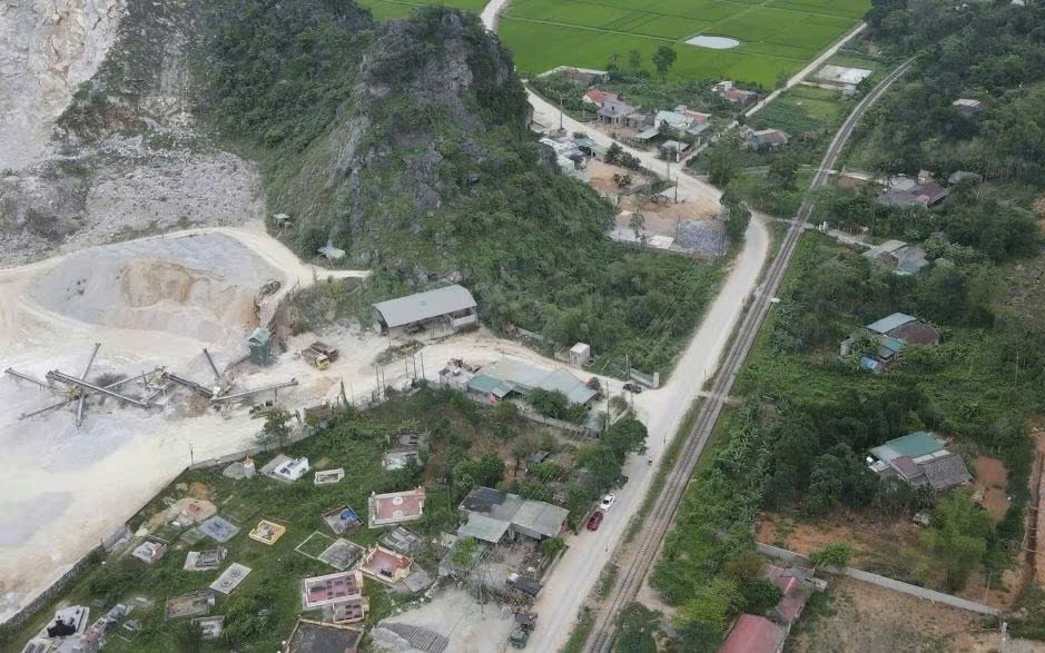 Quảng Trị tạm dừng nổ mìn khai thác đá sau sự cố đá bay vào nhà dân