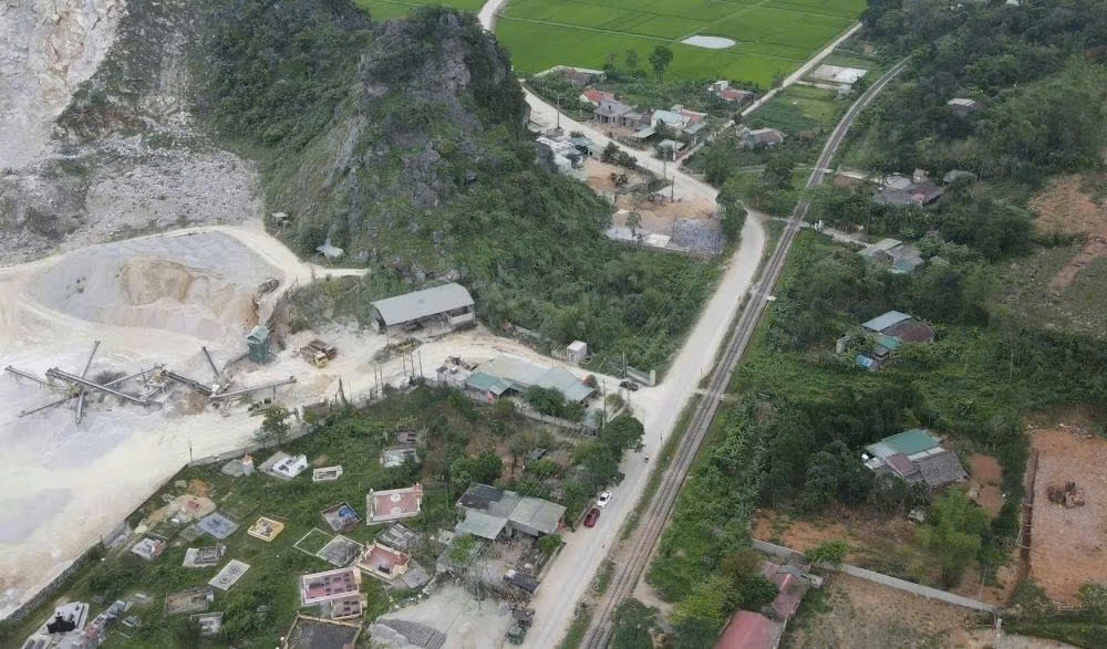 Nhà dân bị thủng mái do nổ mìn khai thác đá - Ảnh 1.