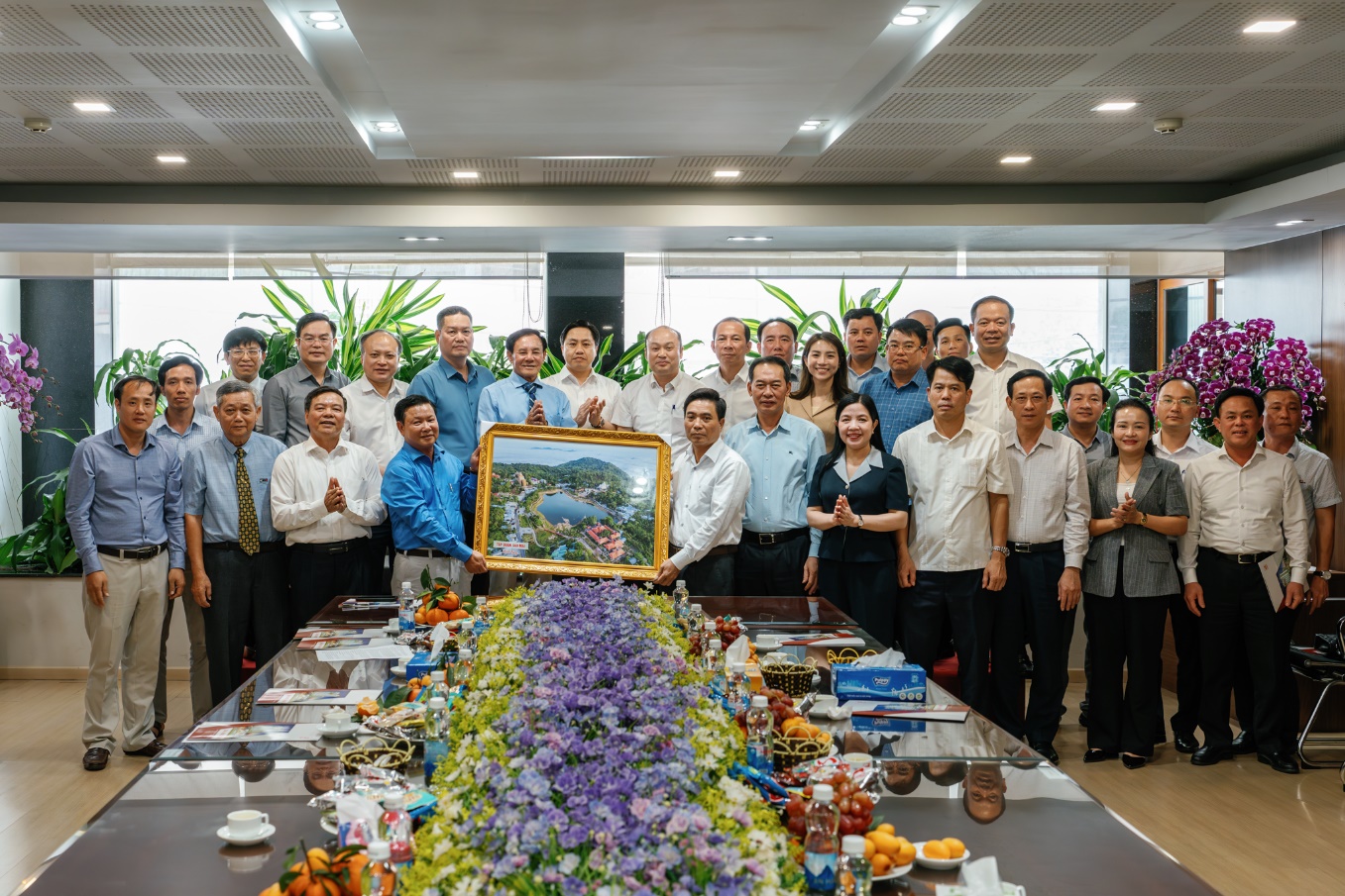 Ban Thường vụ Tỉnh ủy Thanh Hóa đến thăm và làm việc tại Tỉnh An Giang và Tập đoàn Sao Mai - Ảnh 1.