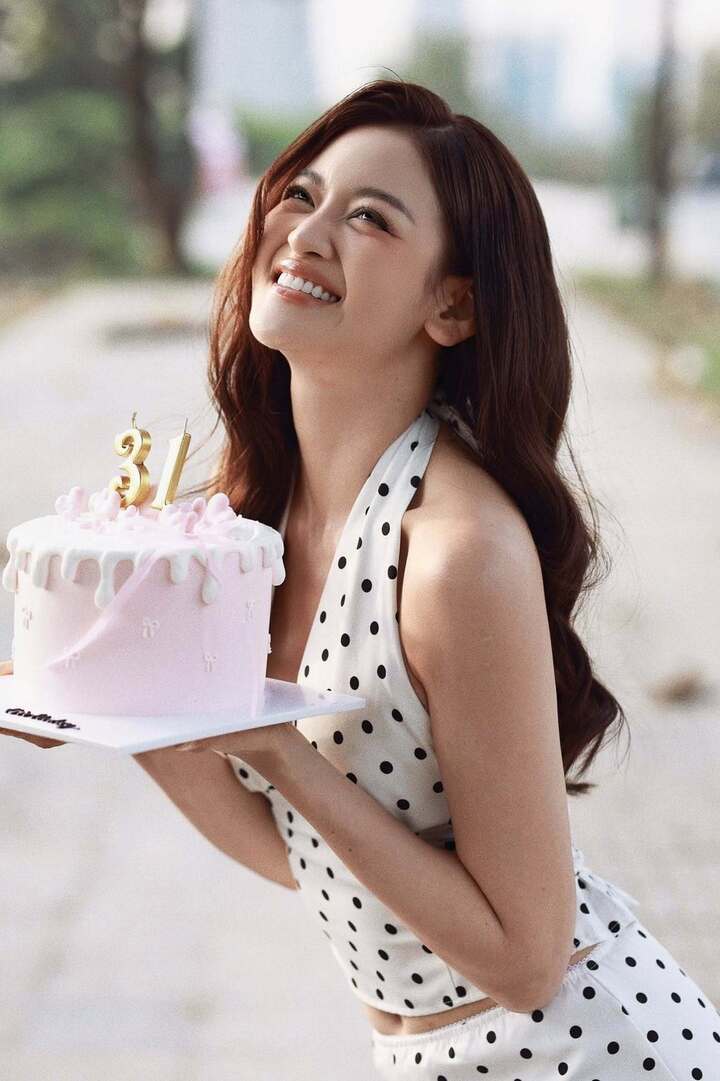 Nhan sắc xinh đẹp của "người y&ecirc;u cũ" đang nhận "gạch đ&aacute;" tr&ecirc;n phim giờ v&agrave;ng VTV  - Ảnh 13.