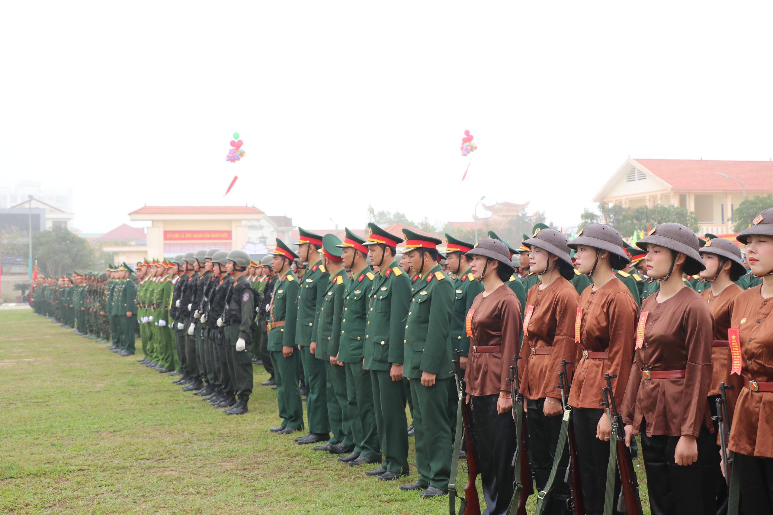 M&atilde;n nh&atilde;n m&agrave;n ph&ocirc; diễn sức mạnh của lực lượng vũ trang Nghệ An- Ảnh 3.
