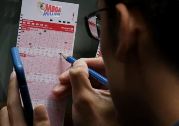 Anh công nhân nghèo trúng số độc đắc 57 tỷ đồng và "cú rơi" đầy đau đớn - Ảnh 1.