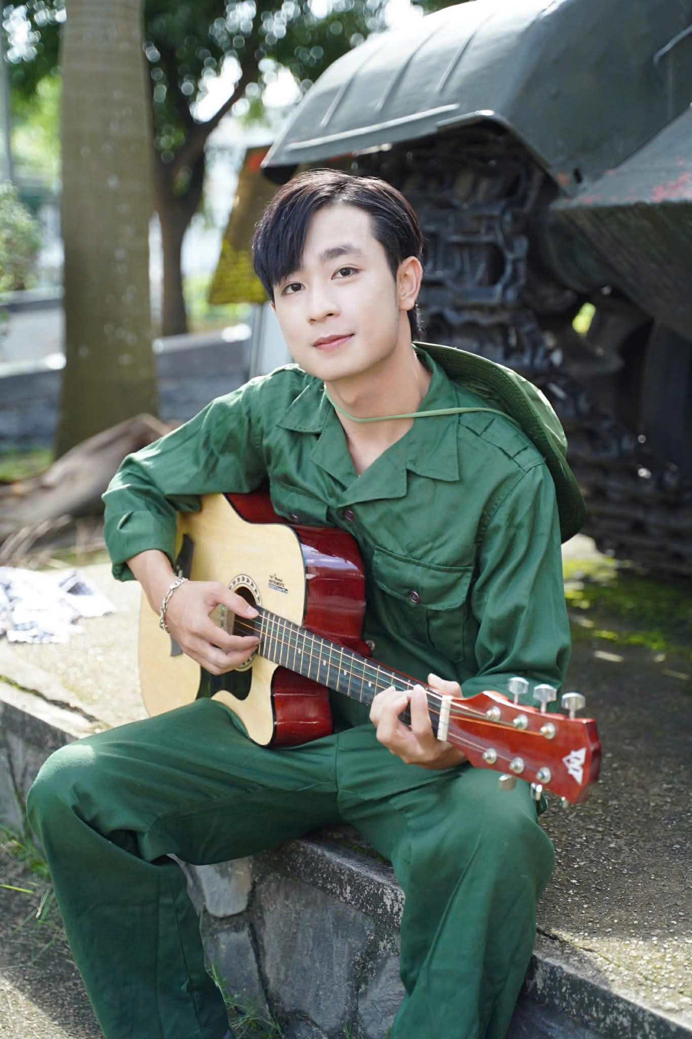 Chàng ca sĩ 10X Mai Hoàng Quyền và hành trình rời bục giảng theo đuổi đam mê âm nhạc - Ảnh 1.