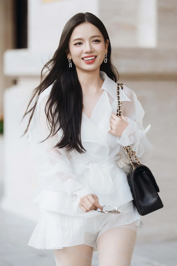 "Phượng hoàng tái sinh của Vbiz": Bị bỏ quên 10 năm, xuất hiện trở thành gương mặt được săn đón - Ảnh 2.