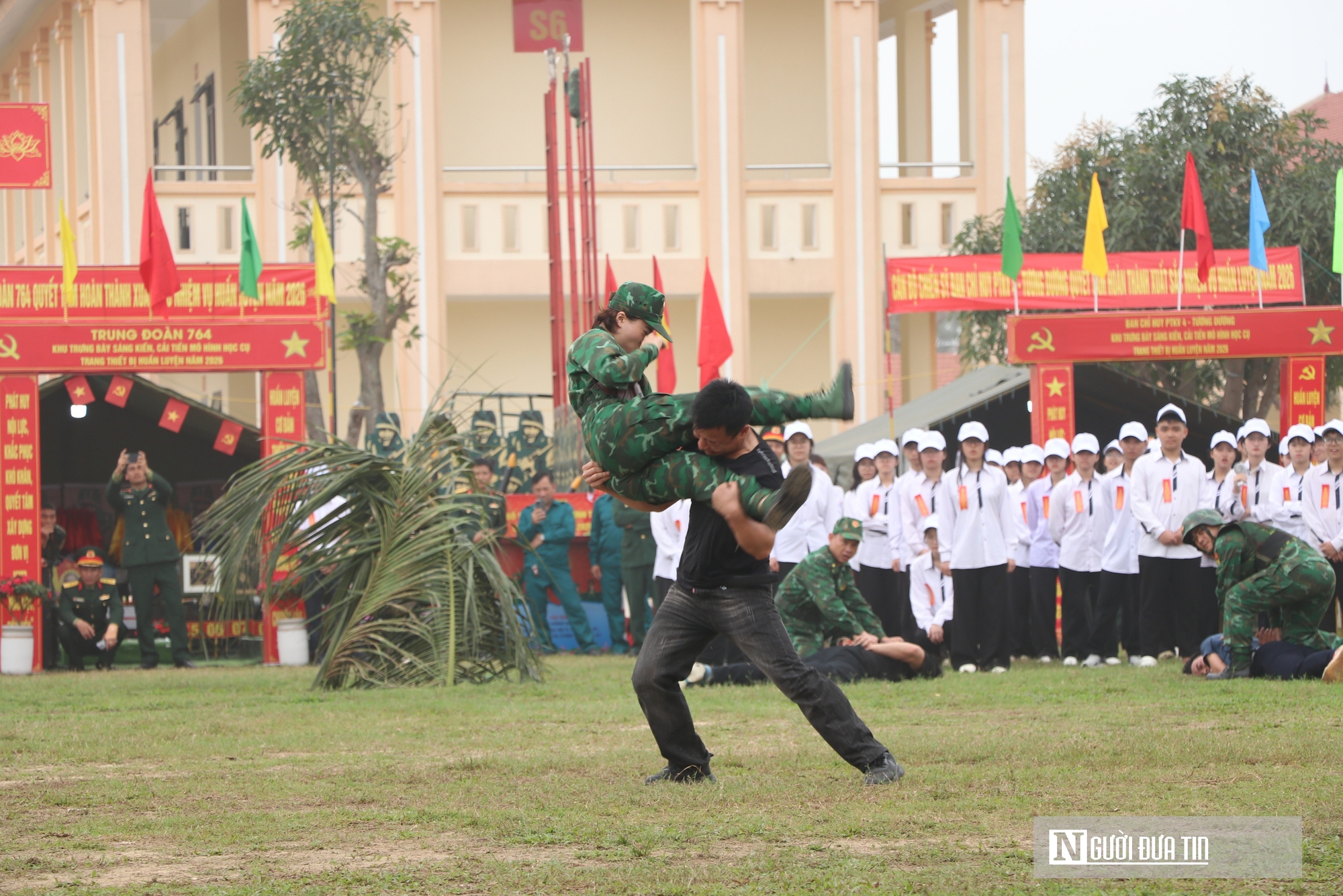 M&atilde;n nh&atilde;n m&agrave;n ph&ocirc; diễn sức mạnh của lực lượng vũ trang Nghệ An- Ảnh 8.