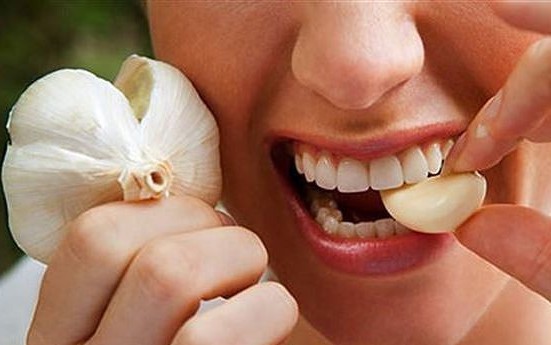 Ăn tỏi sống tăng cường miễn dịch và sức khỏe tim mạch: Lợi ích và lưu ý