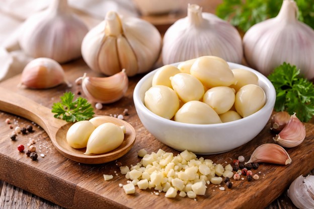 Thường xuy&ecirc;n ăn tỏi sống c&oacute; lợi g&igrave; cho sức khỏe? - Ảnh 1.