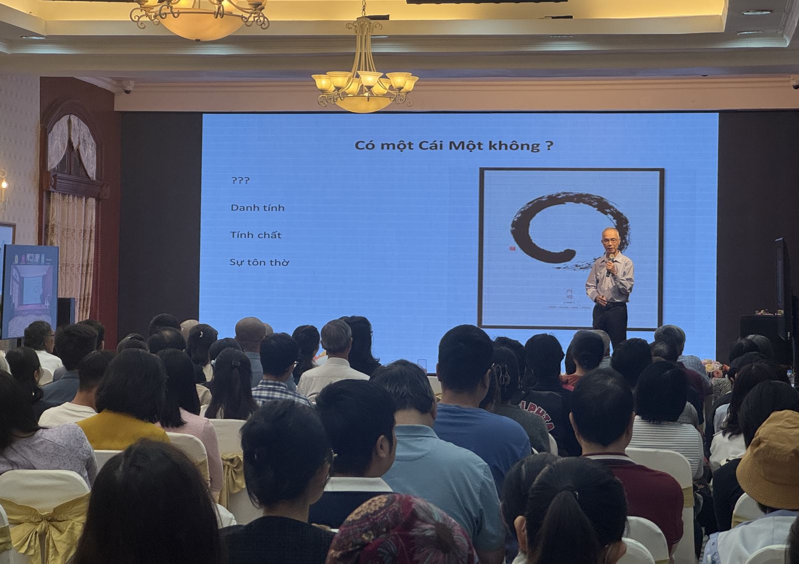 Thiền ở ngay tại đây: Khi con người thôi đi tìm ánh sáng bên ngoài - Ảnh 1.