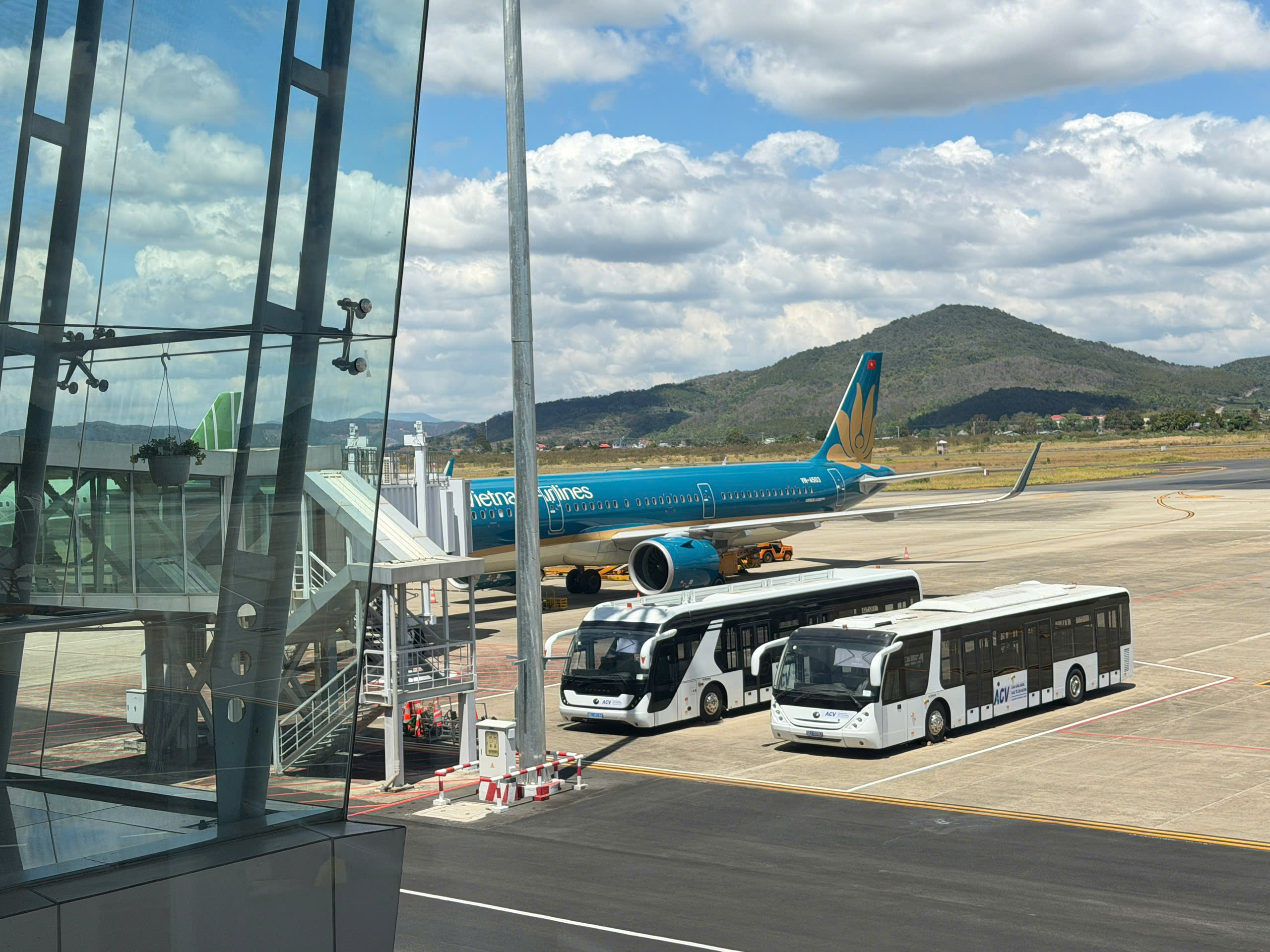 Đẩy mạnh kích cầu, mở rộng kết nối đường bộ du lịch lịch khi sân bay Liên Khương tạm đóng cửa - Ảnh 1.