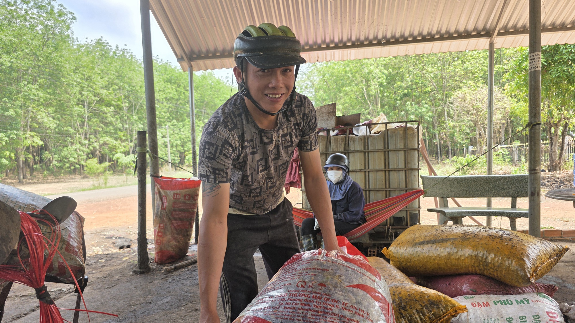 Thủ phủ điều Đồng Nai lao đao vì mưa trái mùa: Nông dân thất thu, sâu bệnh bủa vây- Ảnh 4.