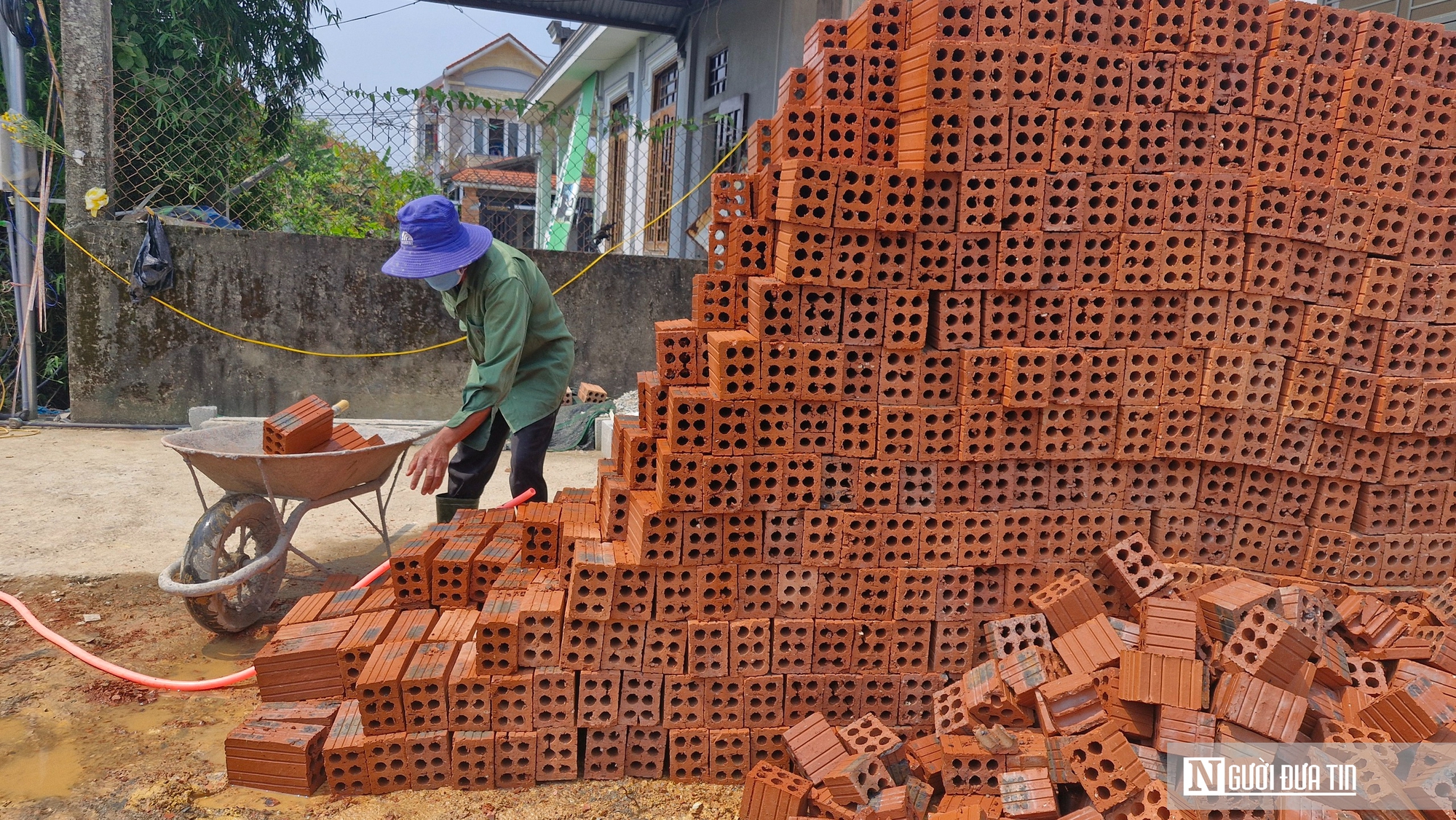 Vật liệu x&acirc;y dựng "đội gi&aacute;", nhiều người trẻ ở Huế "lỡ hẹn" với giấc mơ an cư- Ảnh 2.