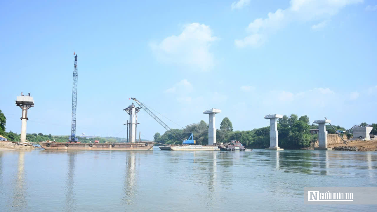 Cầu Hiếu Liêm tăng tốc về đích: Công trường rộn ràng, quyết tâm thông xe đúng hẹn- Ảnh 2. Cầu Hiếu Liêm tăng tốc về đích: Công trường rộn ràng, quyết tâm thông xe đúng hẹn- Ảnh 2.