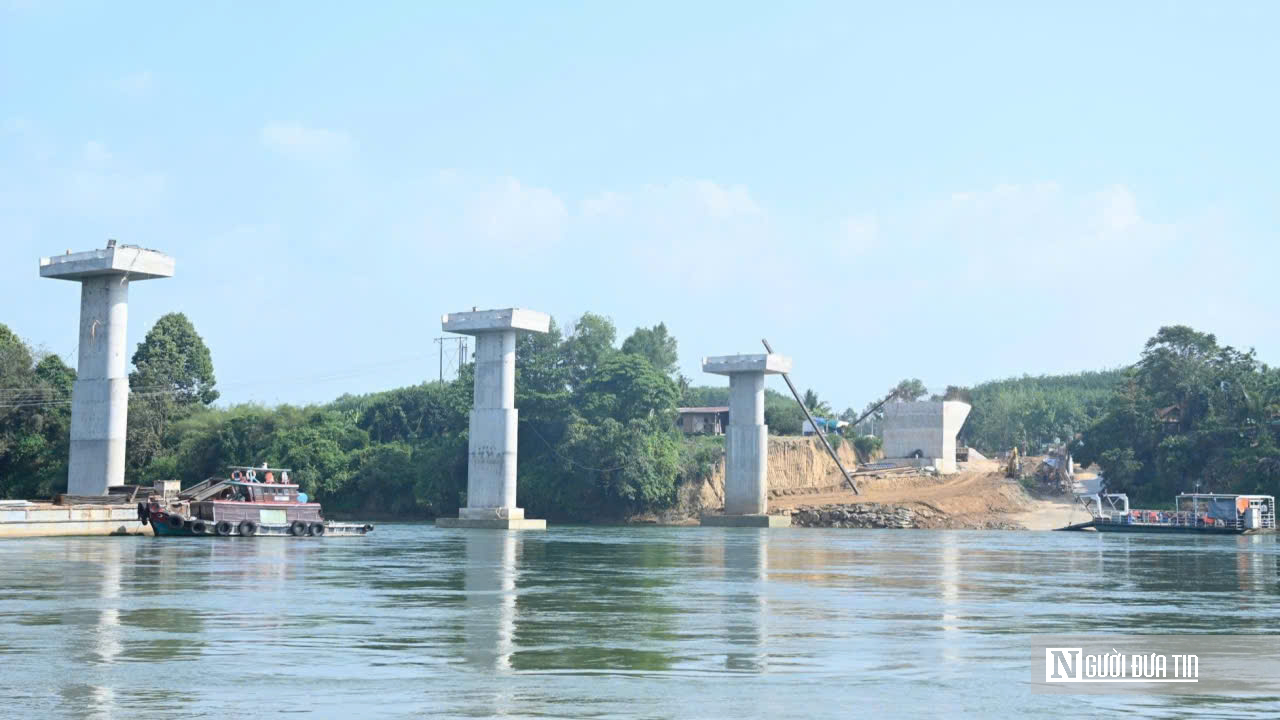 Cầu Hiếu Liêm tăng tốc về đích: Công trường rộn ràng, quyết tâm thông xe đúng hẹn- Ảnh 3. Cầu Hiếu Liêm tăng tốc về đích: Công trường rộn ràng, quyết tâm thông xe đúng hẹn- Ảnh 3.