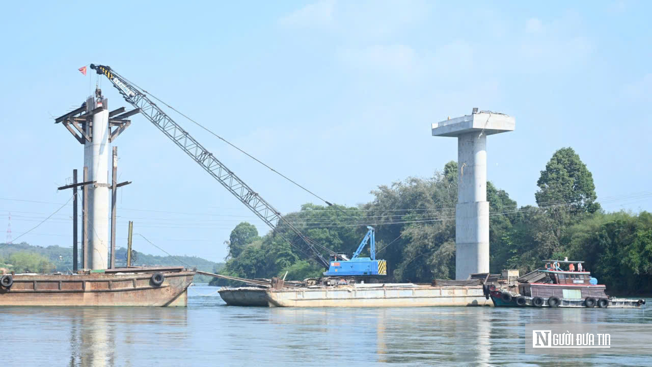 Cầu Hiếu Liêm tăng tốc về đích: Công trường rộn ràng, quyết tâm thông xe đúng hẹn- Ảnh 4. Cầu Hiếu Liêm tăng tốc về đích: Công trường rộn ràng, quyết tâm thông xe đúng hẹn- Ảnh 4.