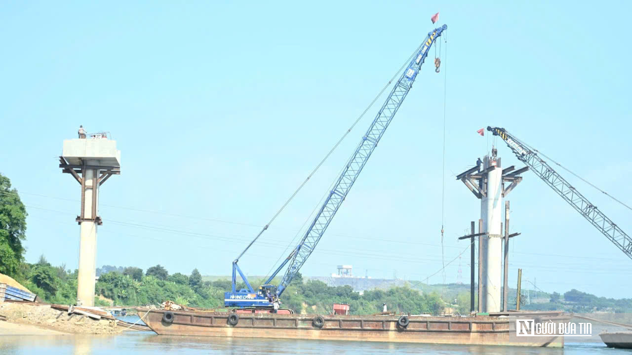 Cầu Hiếu Liêm tăng tốc về đích: Công trường rộn ràng, quyết tâm thông xe đúng hẹn- Ảnh 5. Cầu Hiếu Liêm tăng tốc về đích: Công trường rộn ràng, quyết tâm thông xe đúng hẹn- Ảnh 5.