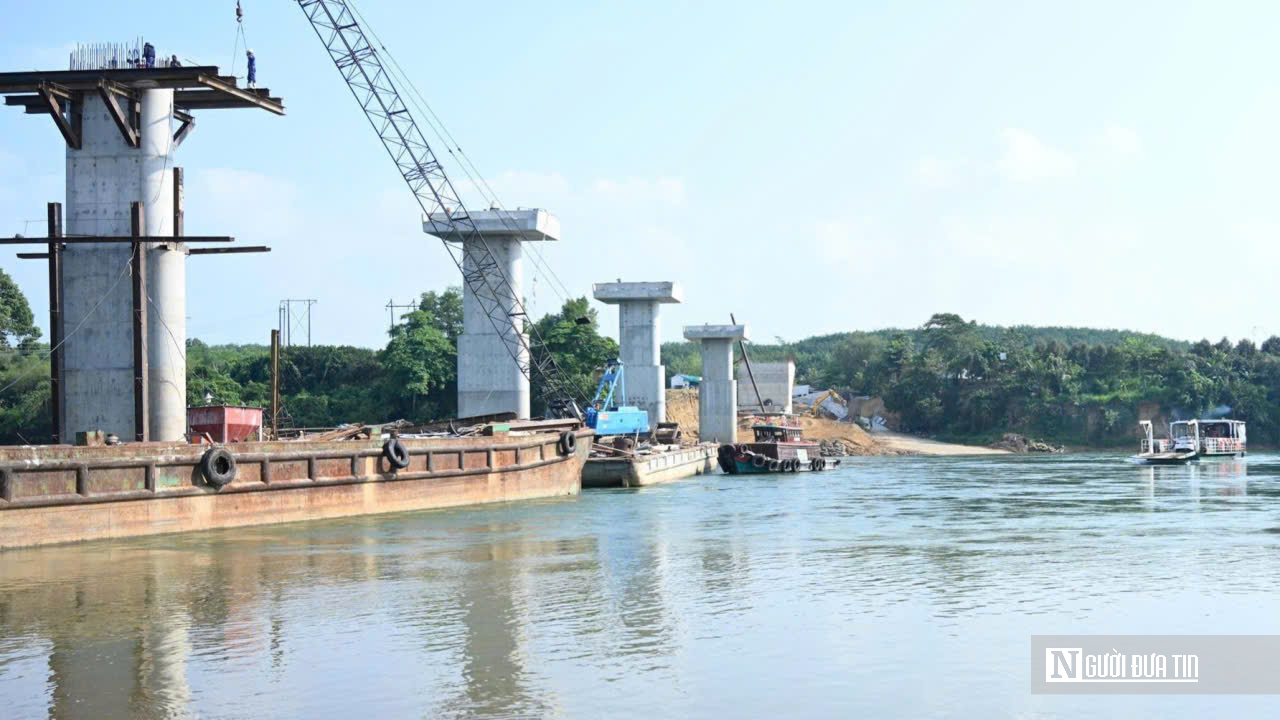 Cầu Hiếu Liêm tăng tốc về đích: Công trường rộn ràng, quyết tâm thông xe đúng hẹn- Ảnh 6. Cầu Hiếu Liêm tăng tốc về đích: Công trường rộn ràng, quyết tâm thông xe đúng hẹn- Ảnh 6.