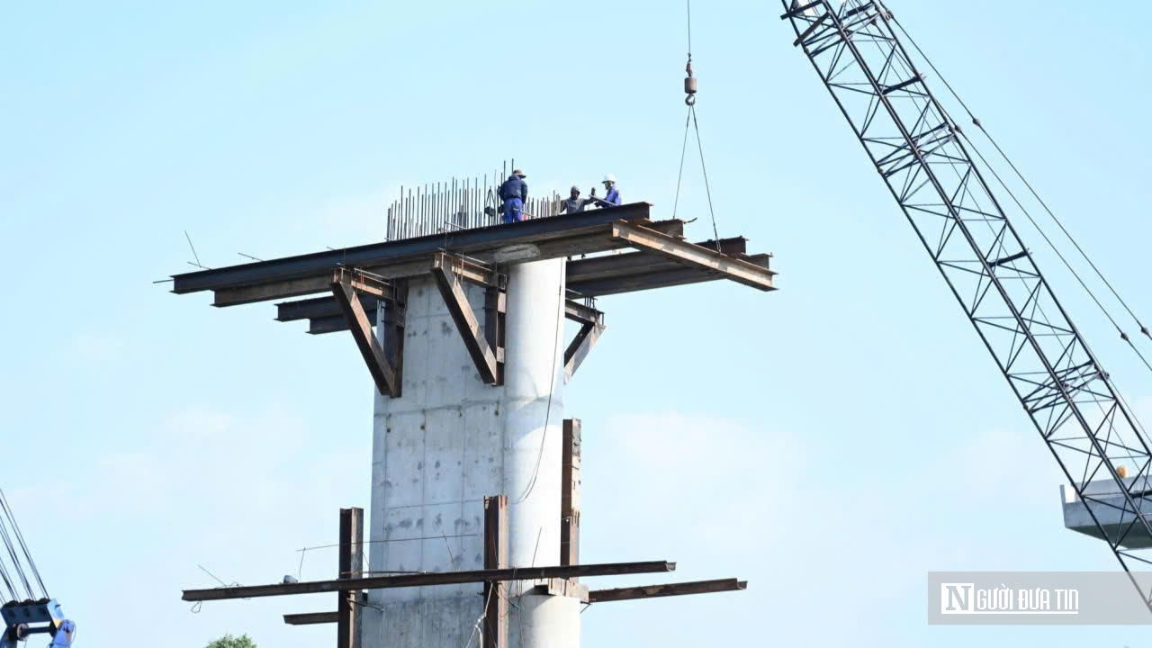 Cầu Hiếu Liêm tăng tốc về đích: Công trường rộn ràng, quyết tâm thông xe đúng hẹn- Ảnh 7. Cầu Hiếu Liêm tăng tốc về đích: Công trường rộn ràng, quyết tâm thông xe đúng hẹn- Ảnh 7.