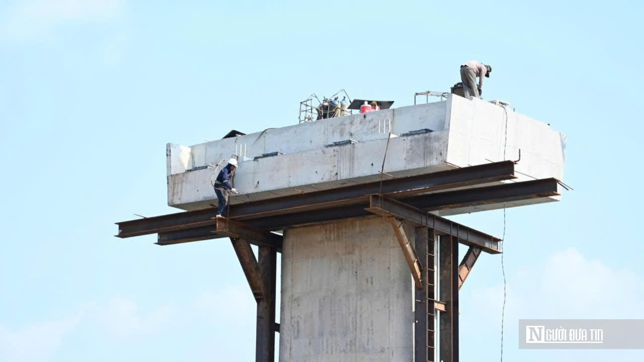 Cầu Hiếu Liêm tăng tốc về đích: Công trường rộn ràng, quyết tâm thông xe đúng hẹn- Ảnh 8. Cầu Hiếu Liêm tăng tốc về đích: Công trường rộn ràng, quyết tâm thông xe đúng hẹn- Ảnh 8.