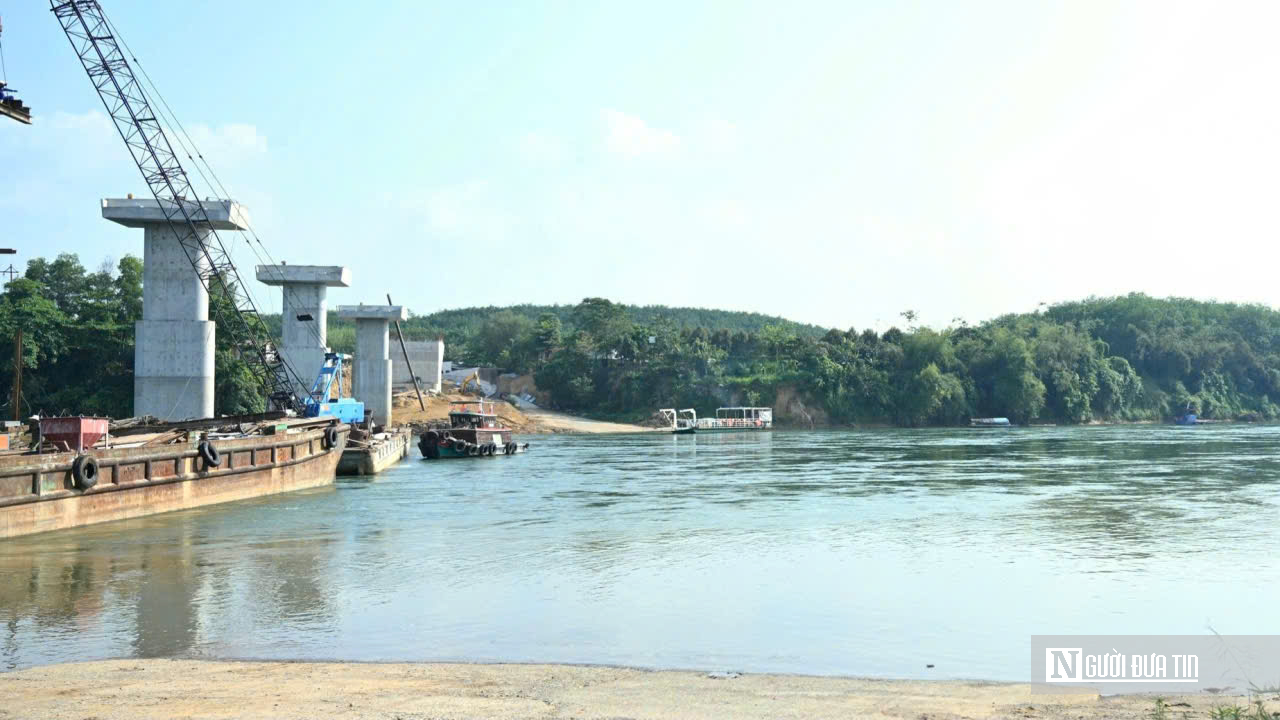 Cầu Hiếu Liêm tăng tốc về đích: Công trường rộn ràng, quyết tâm thông xe đúng hẹn- Ảnh 9. Cầu Hiếu Liêm tăng tốc về đích: Công trường rộn ràng, quyết tâm thông xe đúng hẹn- Ảnh 9.