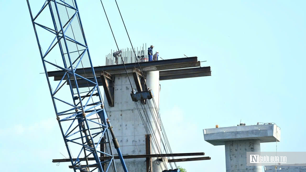 Cầu Hiếu Liêm tăng tốc về đích: Công trường rộn ràng, quyết tâm thông xe đúng hẹn- Ảnh 10. Cầu Hiếu Liêm tăng tốc về đích: Công trường rộn ràng, quyết tâm thông xe đúng hẹn- Ảnh 10.