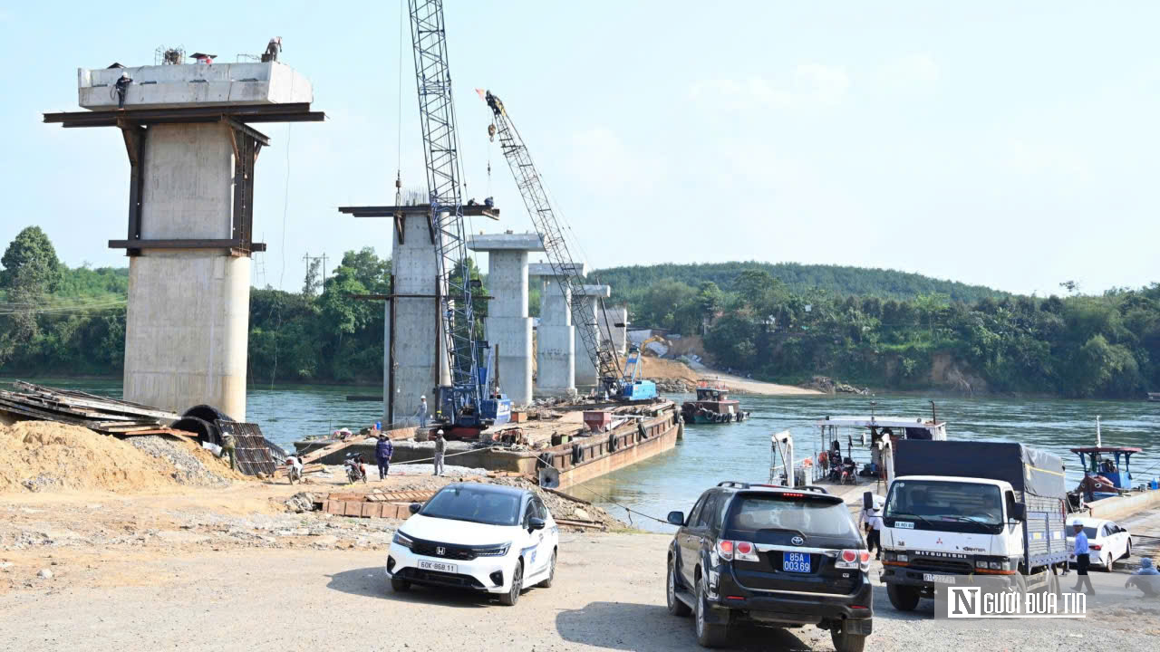 Cầu Hiếu Liêm tăng tốc về đích: Công trường rộn ràng, quyết tâm thông xe đúng hẹn- Ảnh 11. Cầu Hiếu Liêm tăng tốc về đích: Công trường rộn ràng, quyết tâm thông xe đúng hẹn- Ảnh 11.